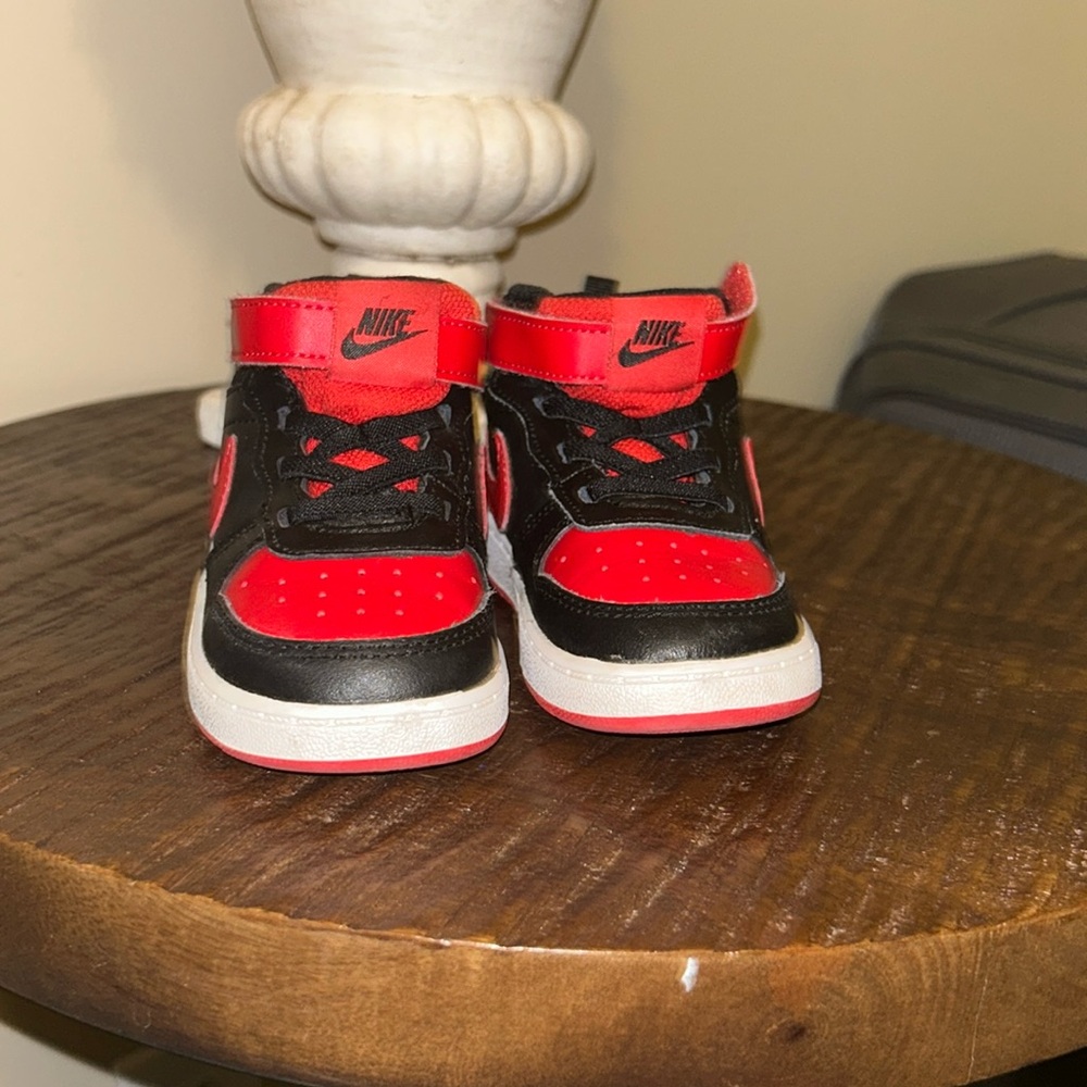 Nike Court Borough Mid 2 Size 7c
Baby/Toddler Shoes